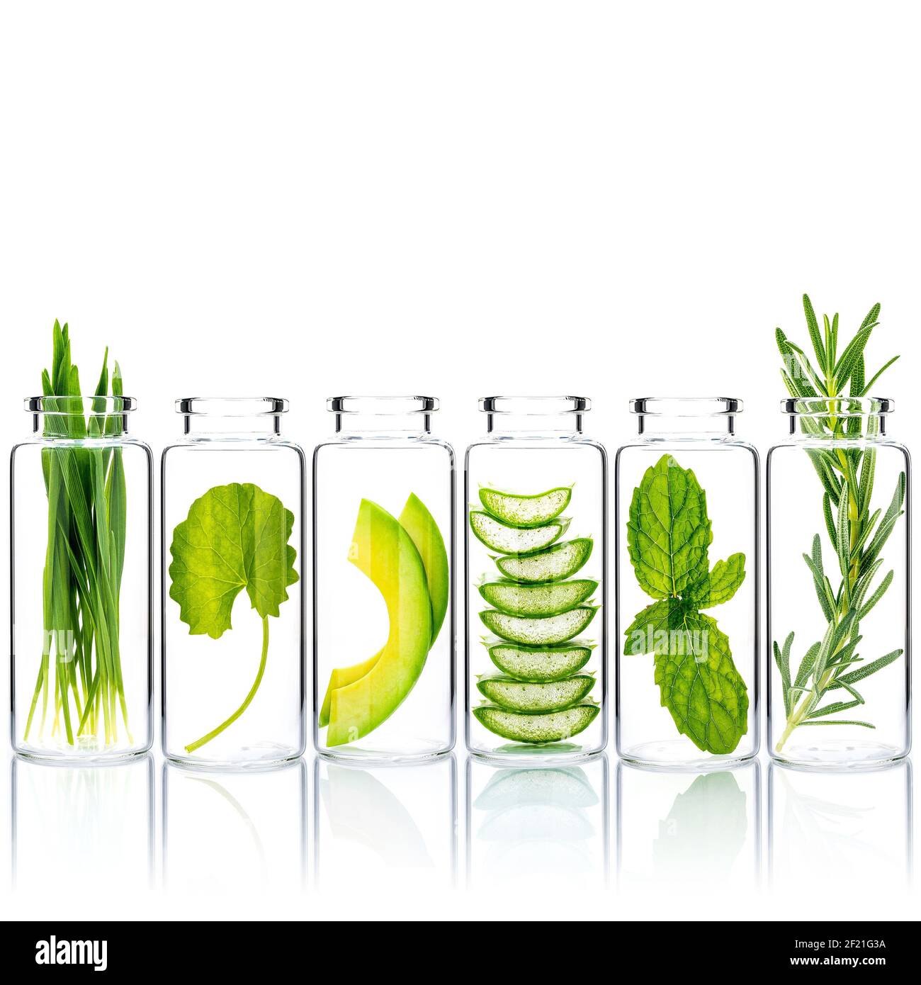 Soin de peau maison avec des ingrédients naturels herbe de blé, avocat, aloès vera, menthe, centella asiatica et romarin en bouteilles de verre isoler sur wh Banque D'Images