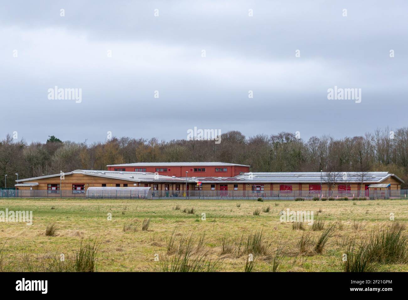 Irvine, Écosse, Royaume-Uni - 24 février 2021: École écossaise moderne de l'école primaire de Lawthorn qui est d'un design moderne et maintenu par North Ayrsh Banque D'Images