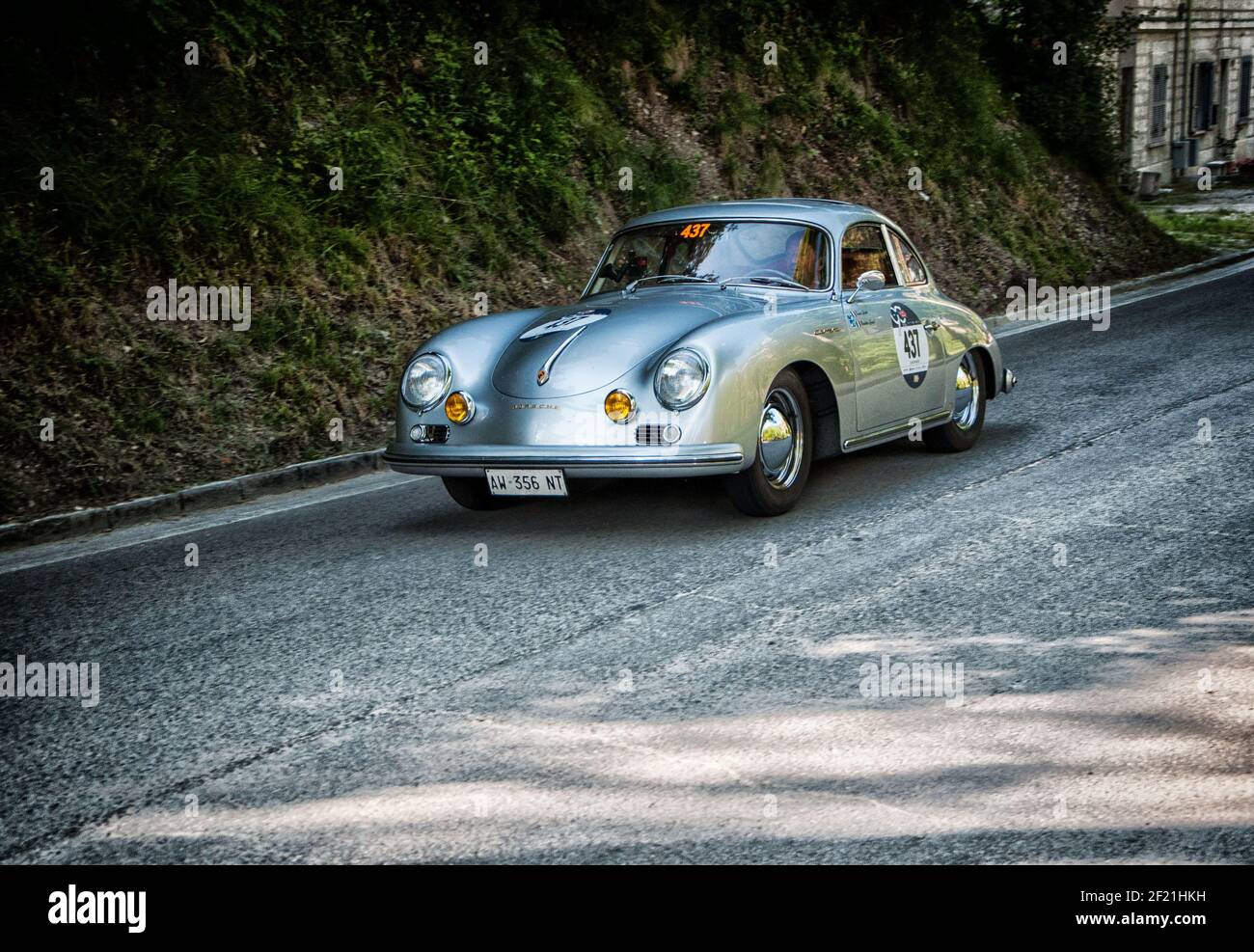 FURLO, ITALIE - 25 mai 2018: GOLA DEL FURLO, ITALIE - 19 MAI: PORSCHE 356 A 1500 GS CARRERA 1956 sur une vieille voiture de course dans le rallye mille Miglia 2017 Banque D'Images