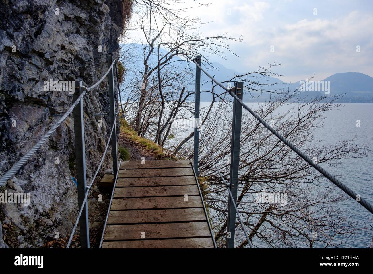 sentier de randonnée alpin 'iesweg' sur la côte est du lac traunsee dans la région de salzkammergut en haute-autriche Banque D'Images