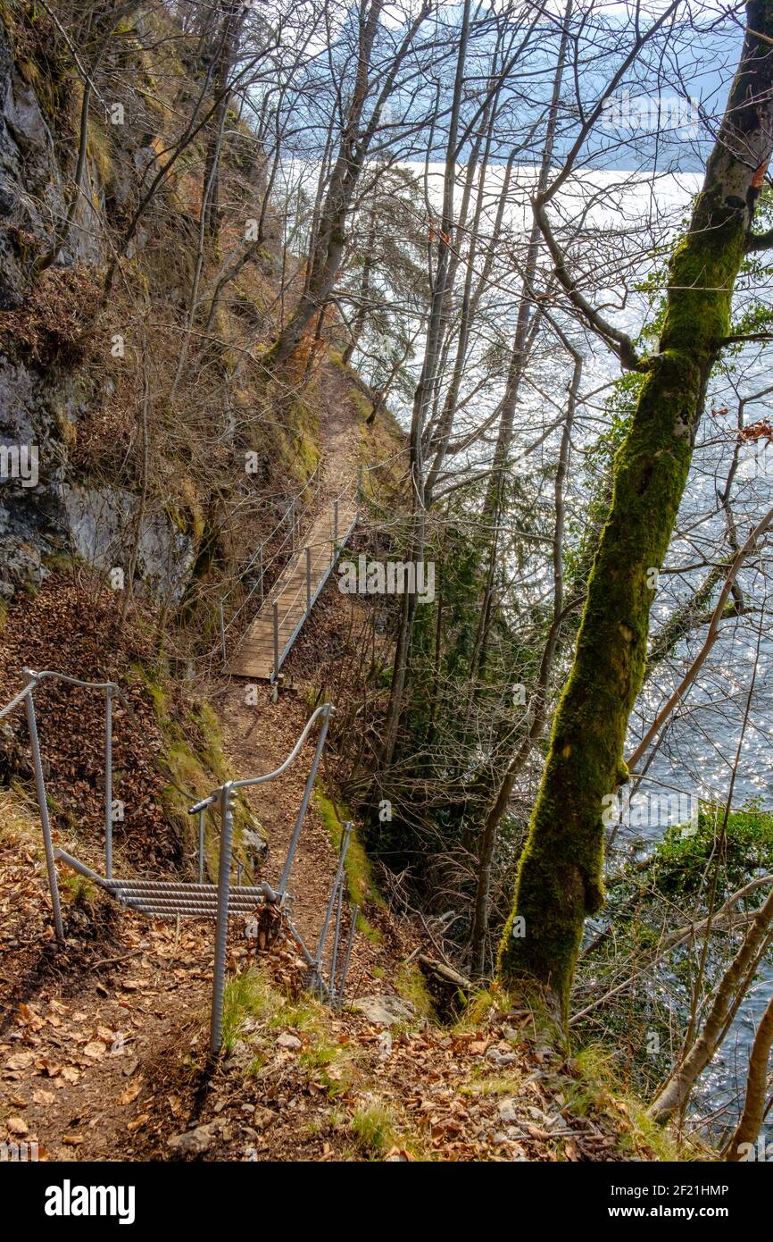 sentier de randonnée alpin 'iesweg' sur la côte est du lac traunsee dans la région de salzkammergut en haute-autriche Banque D'Images