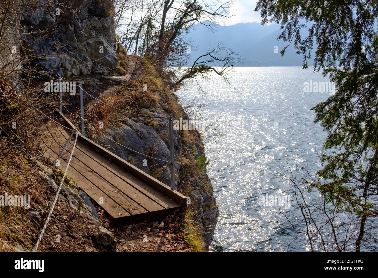 sentier de randonnée alpin 'iesweg' sur la côte est du lac traunsee dans la région de salzkammergut en haute-autriche Banque D'Images