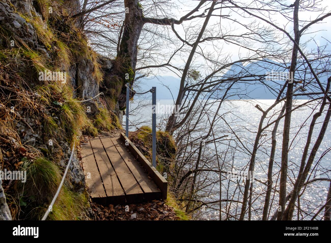 sentier de randonnée alpin 'iesweg' sur la côte est du lac traunsee dans la région de salzkammergut en haute-autriche Banque D'Images