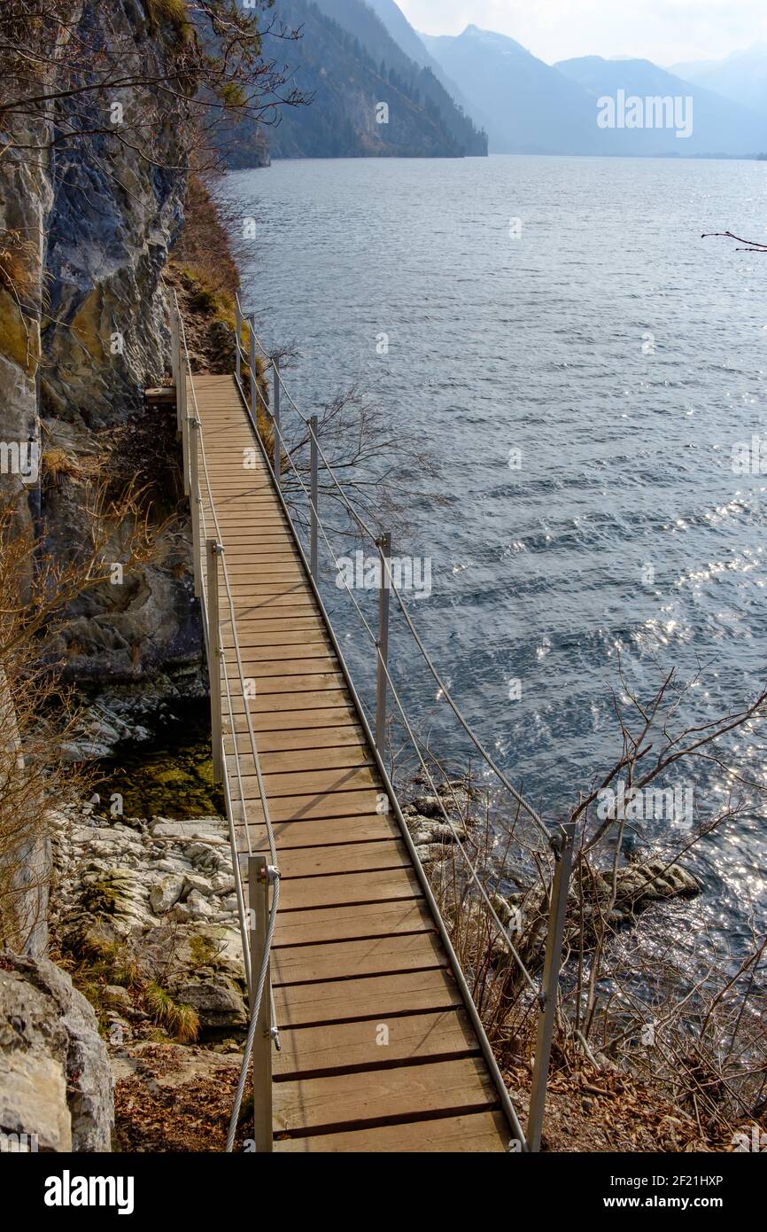 sentier de randonnée alpin 'iesweg' sur la côte est du lac traunsee dans la région de salzkammergut en haute-autriche Banque D'Images