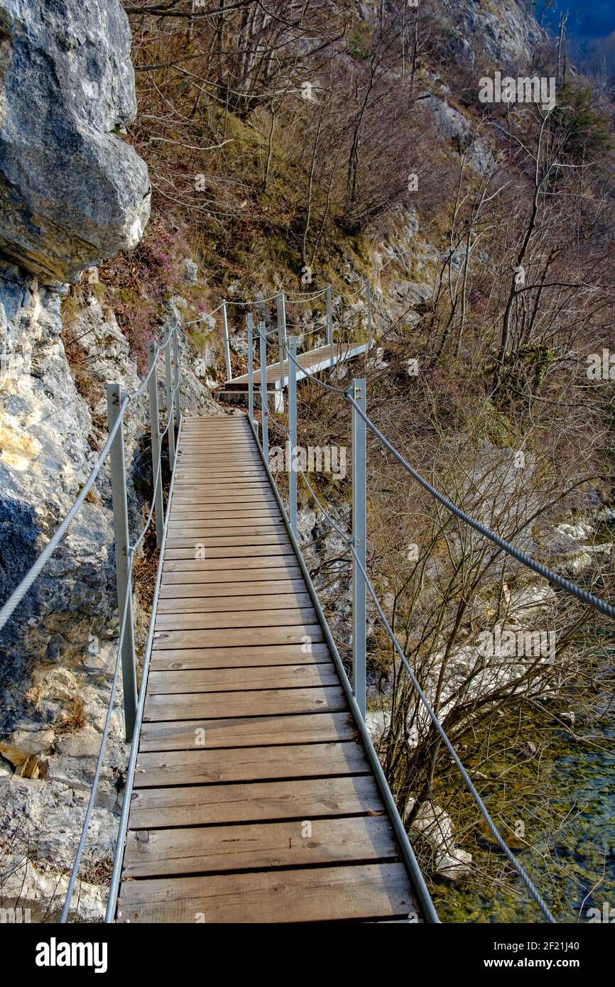 sentier de randonnée alpin 'iesweg' sur la côte est du lac traunsee dans la région de salzkammergut en haute-autriche Banque D'Images