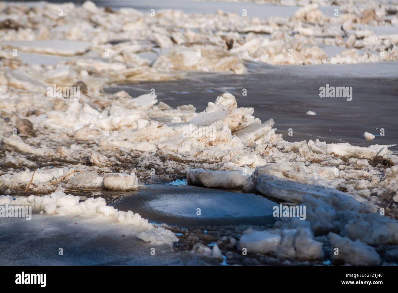 Inondations printanières. Sédimentation de blocs de glace dans une rivière qui forme un bloc de glace. Banque D'Images