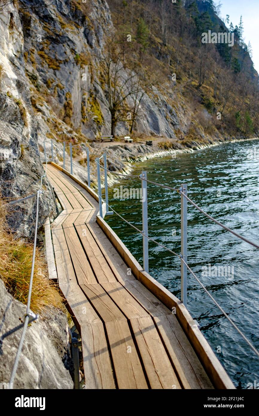 sentier de randonnée alpin 'iesweg' sur la côte est du lac traunsee dans la région de salzkammergut en haute-autriche Banque D'Images