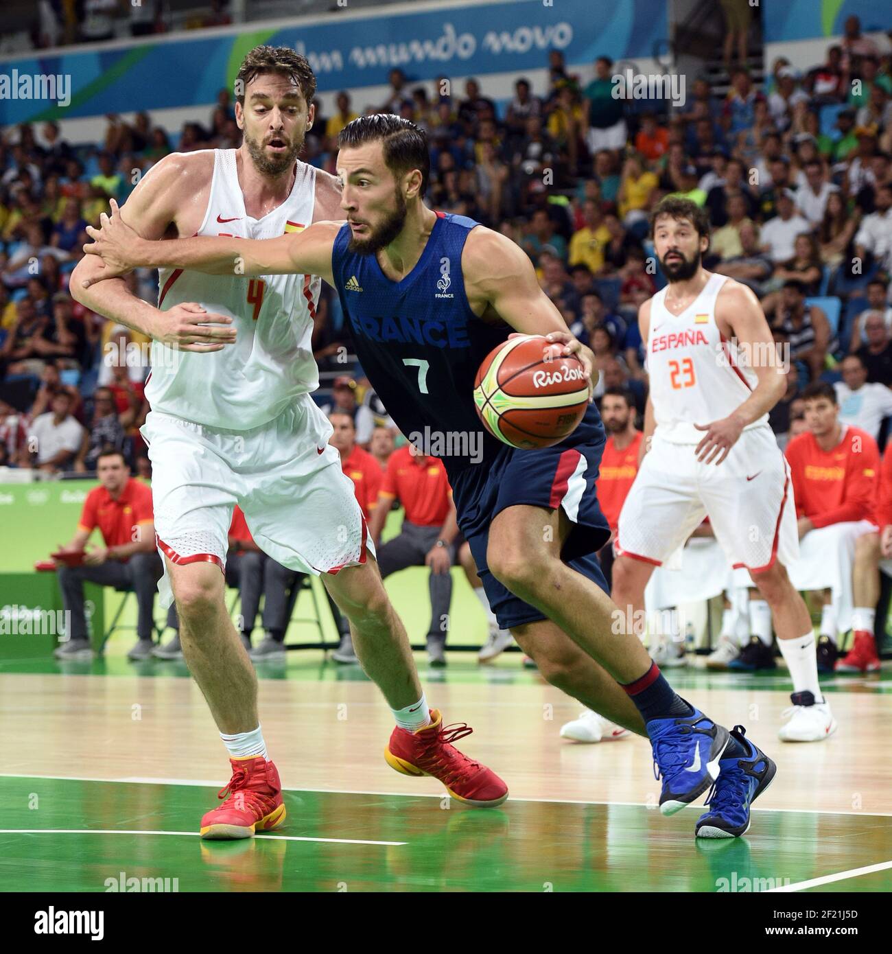 Joffrey Lauvergne en France et Pau Gasol en Espagne participent au basketball  hommes en quart de finale Espagne contre France lors des Jeux Olympiques  RIO 2016, Basketball Men, le 17 août 2016,