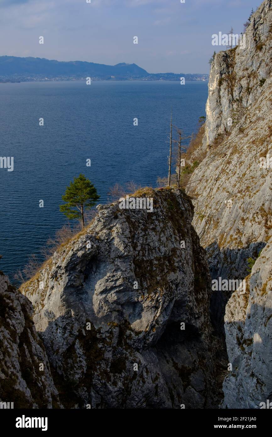 sentier de randonnée alpin 'iesweg' sur la côte est du lac traunsee dans la région de salzkammergut en haute-autriche Banque D'Images