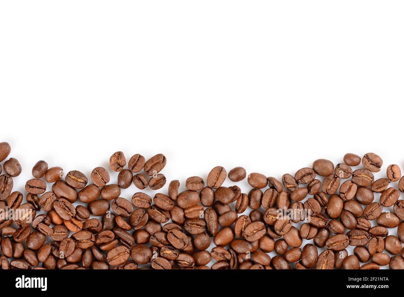 Fond de grains de café. Grains de café torréfiés, arrière-plan blanc isolé, avec espace de copie. Banque D'Images