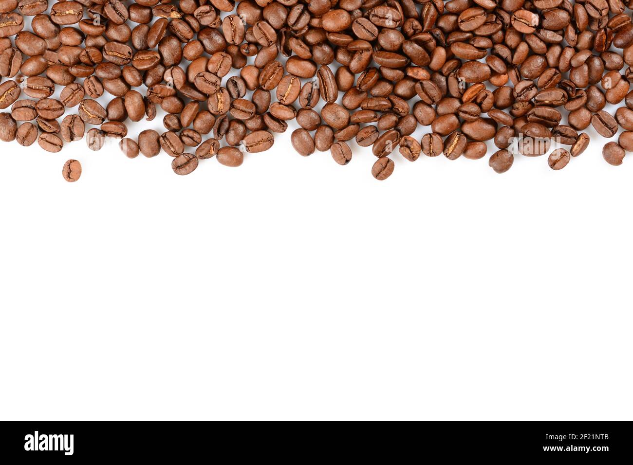 Fond de grains de café. Grains de café torréfiés, arrière-plan blanc isolé, avec espace de copie. Banque D'Images