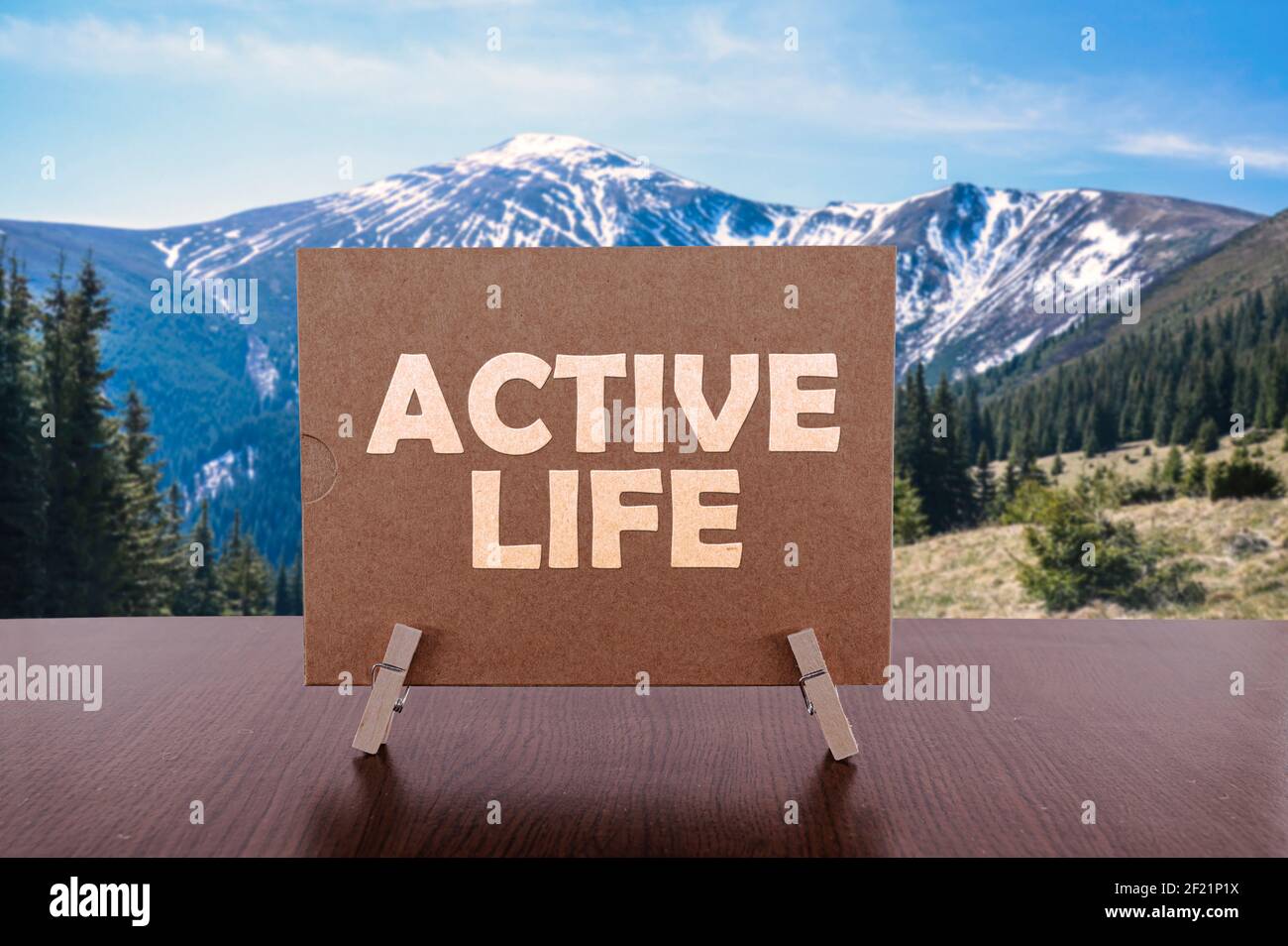 Texte de vie actif sur la carte sur la table avec un arrière-plan de montagnes. Banque D'Images