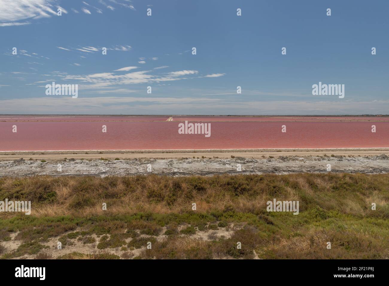 Saltwork dans les champs de sel de la camargue, le delta du rhône en France, en Europe Banque D'Images