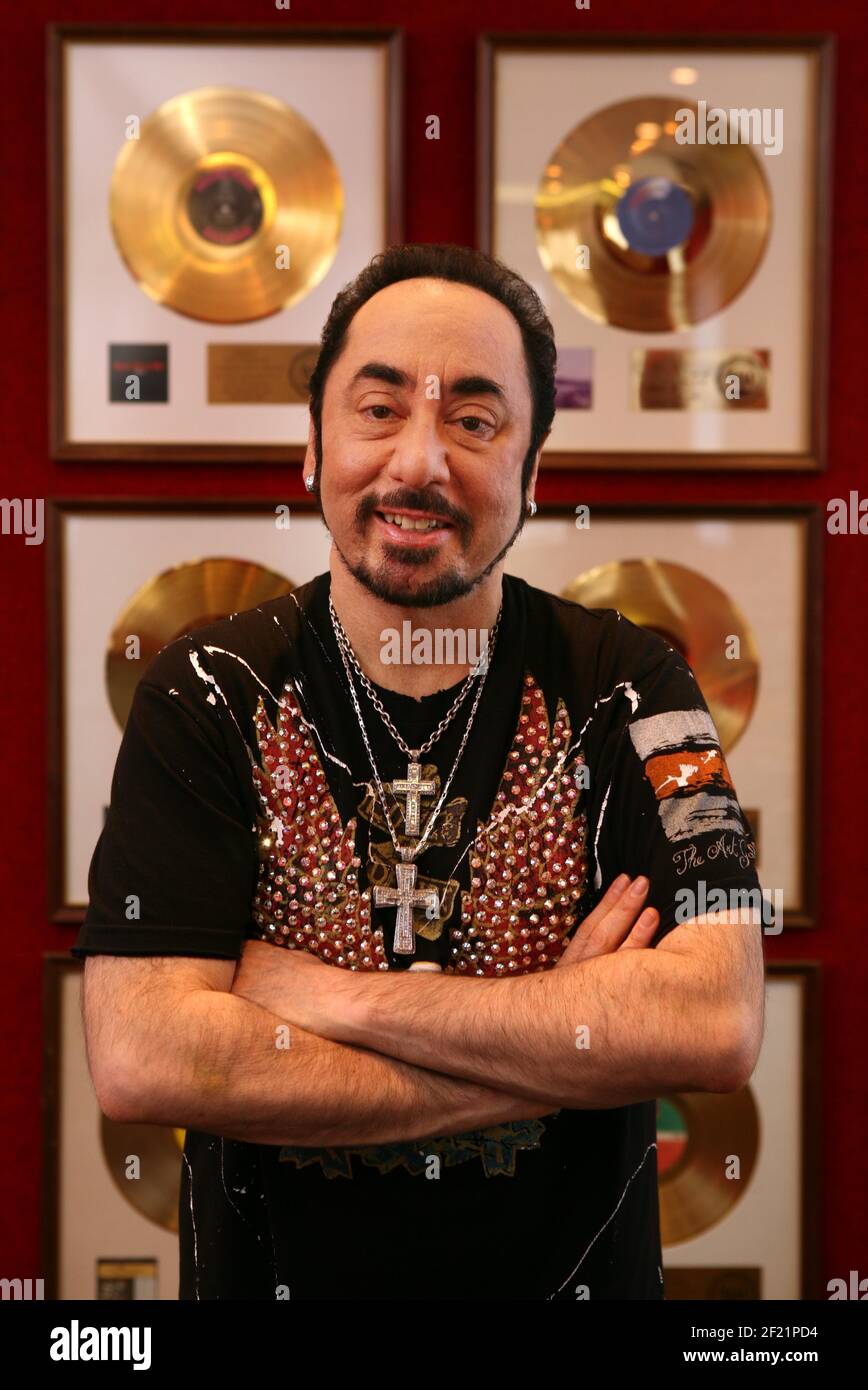 David Gest avec certains des souvenirs qu'il vend Par Bonhams à Londres pic David Sandison 17/10/2007 Banque D'Images