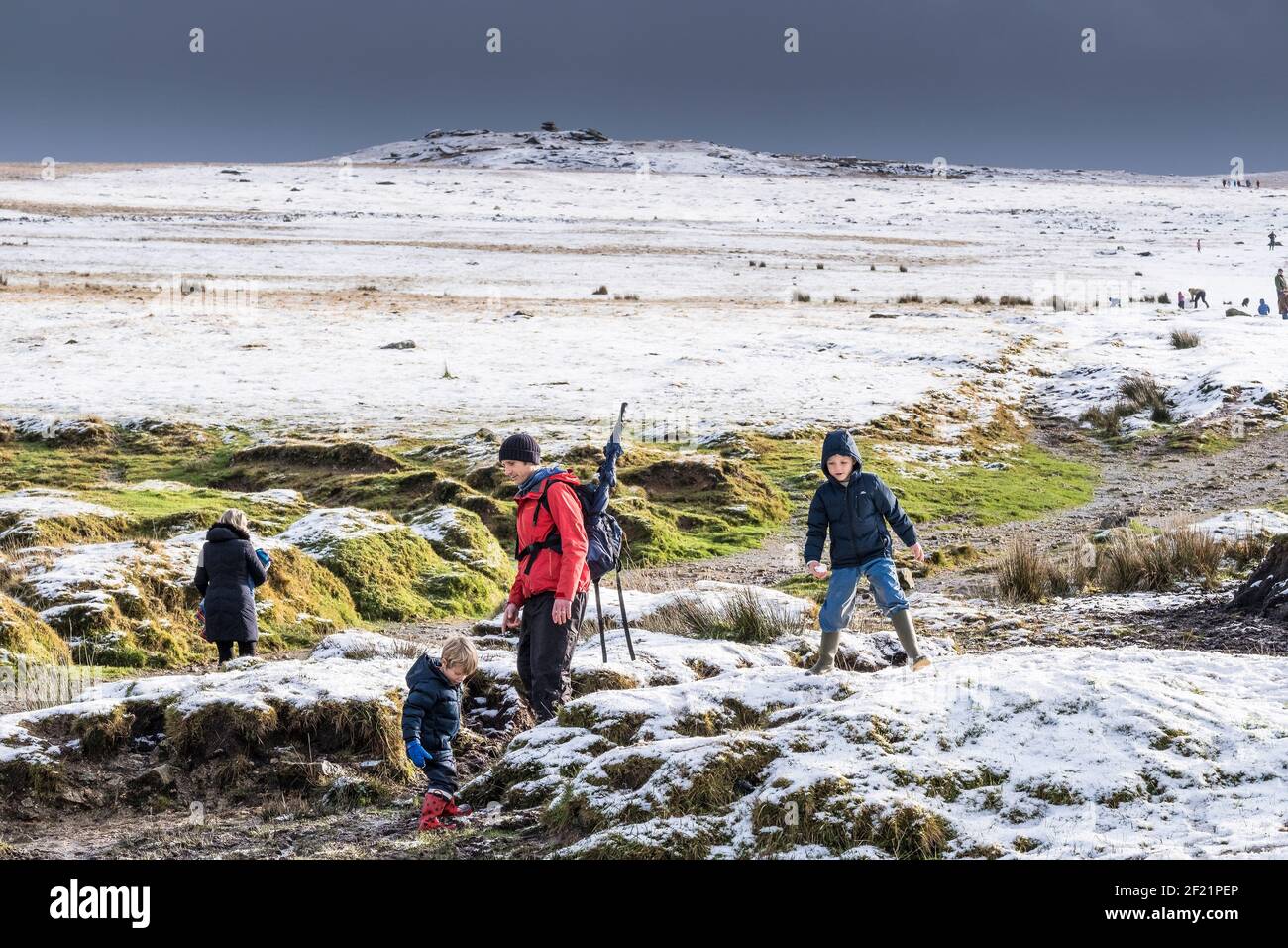 Les gens qui s'amusent dans la neige sur la sauvage robuste Tor Rough sur Bodmin Moor dans les Cornouailles. Banque D'Images