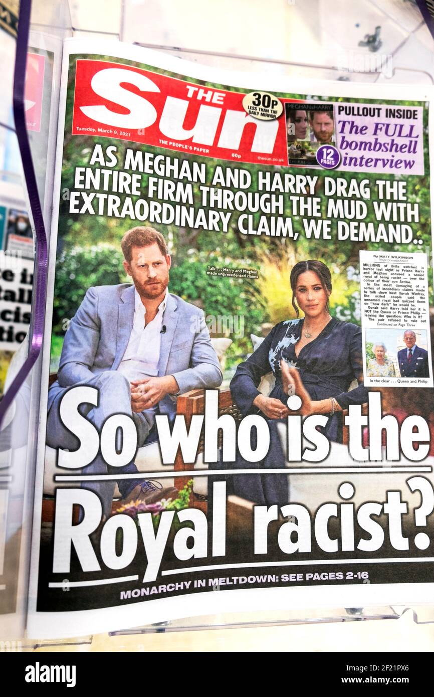 'Qui est le raciste royal ?' Le journal Sun titre Prince Harry Meghan Markle Oprah première page de l'interview le 9 mars 2021 à Londres Angleterre Royaume-Uni Banque D'Images