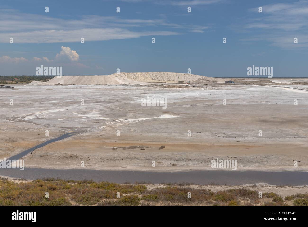 Saltwork dans les champs de sel de la camargue, le delta du rhône en France, en Europe Banque D'Images