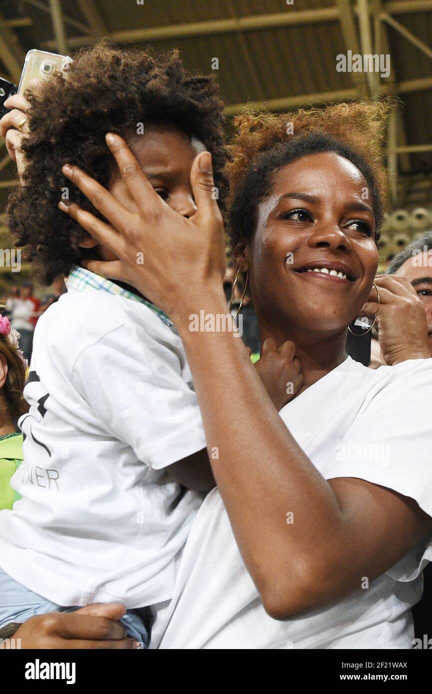 Petite amie de Teddy Riner Luthna Plocus (et son fils Eden) après la  victoire de Teddy Riner lors des Jeux Olympiques RIO 2016, Judo, le 12 août  2016, à Rio, Brésil -