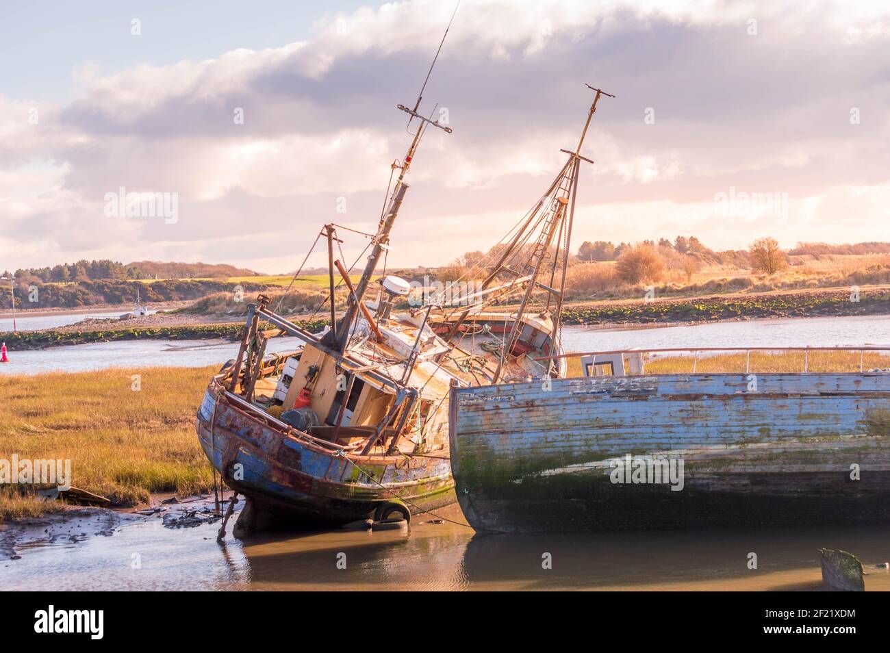 Vieux bateaux de pêche au bord de la mer Banque D'Images