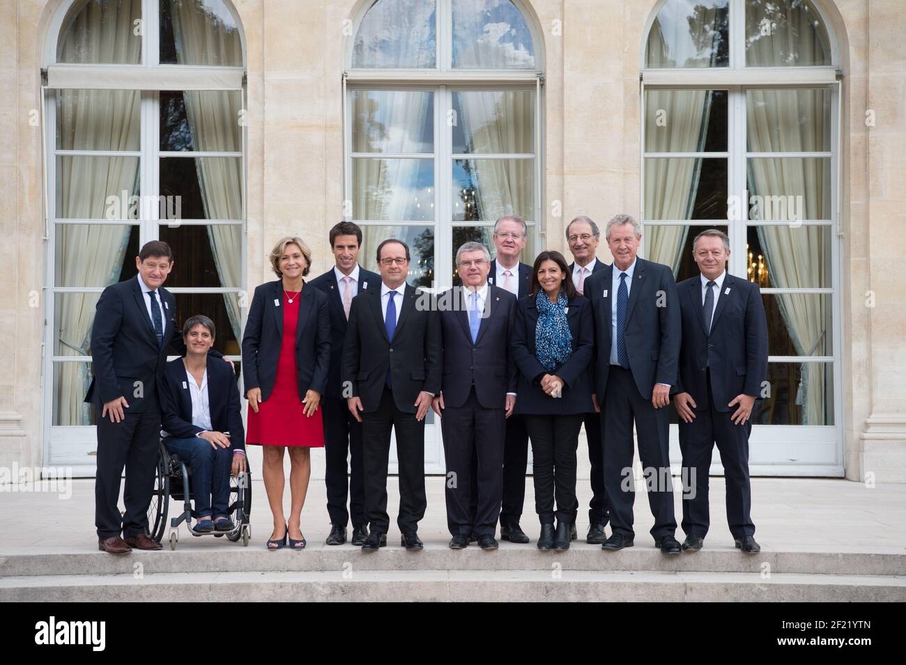 Ministre français des Sports Patrick Kanner, président du Comité paralympique français Emmanuelle Assmann, présidente de la région Ile-de-France Valérie Pecresse, coprésidente de la candidature Paris 2024 Tony Estanguet, président français François Hollande, président du CIO Thomas Bach, co-président de la candidature Paris 2024 Bernard Lapasset, maire de Paris Anne Hidalgo, présidente du CNOSF Guy Masseglia, membre du CIO Le ministre Thierry Braillard, secrétaire au sport, lors d'une visite au comité d'organisation des Jeux Olympiques de 2024, le 2 octobre 2016, à l'Elysée Palace de Paris, France - photo Philippe Millereau / KMSP / DPP Banque D'Images