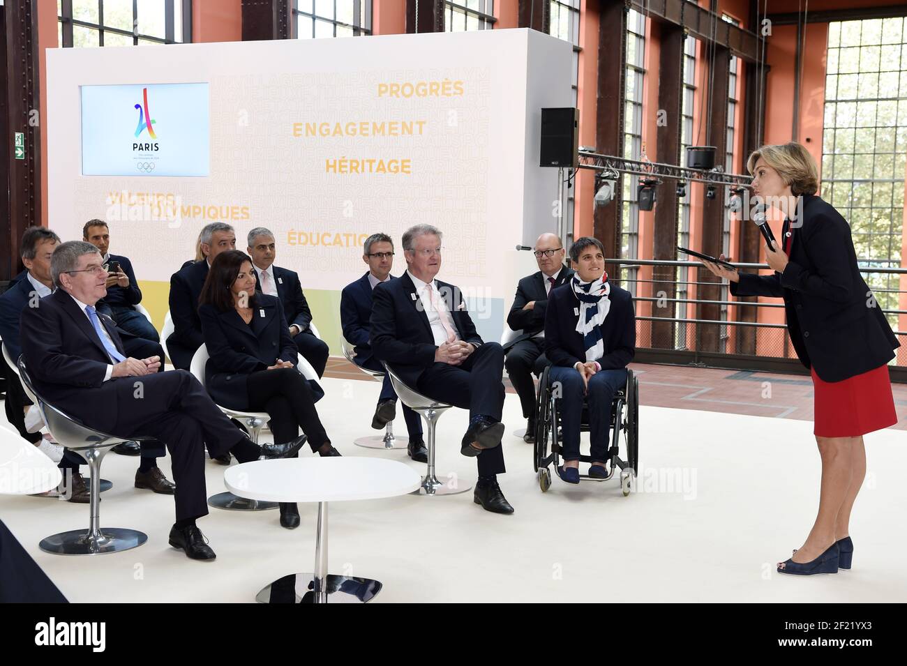 Le président du CIO Thomas Bach, la mairesse parisienne Anne Hidalgo, co-présidente de la candidature de Paris 2024 Bernard Lapasset, la présidente du Comité paralympique français Emmanuelle Assmann et la présidente de la région Ile-de-France Valérie Pecresse lors d'une visite au comité organisateur des Jeux Olympiques de 2024, le 2 octobre 2016, à la Cité du Cinéma à Saint-Denis, France - photo Philippe Millereau / KMSP / DPPI Banque D'Images