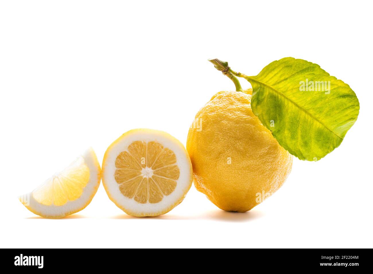 Gros plan de citrons mûrs avec des feuilles sur fond blanc. Une alimentation saine. Santé. Banque D'Images