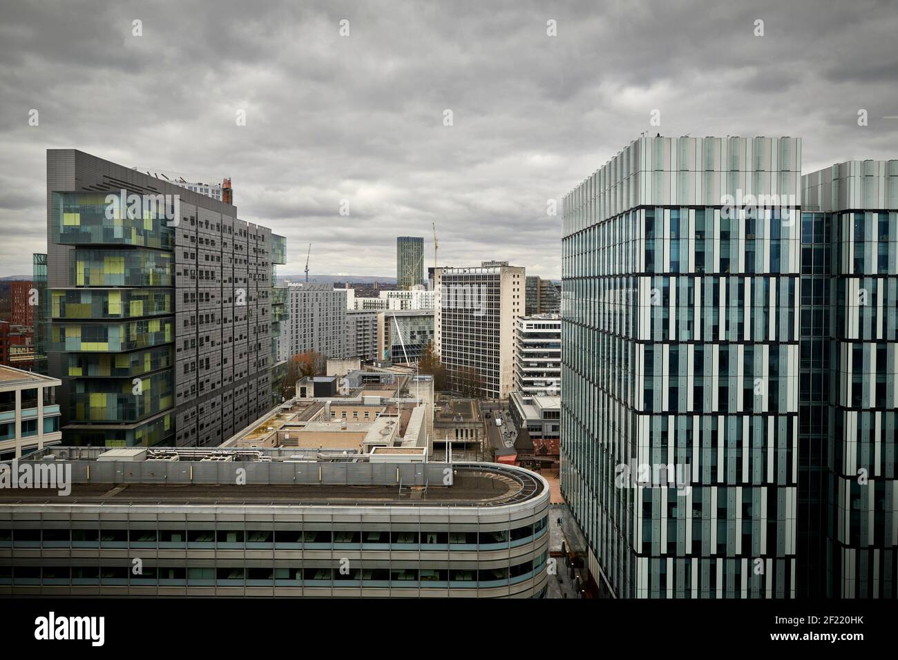 Manchester Spinningfields quartier de haut en haut de la ligne d'horizon avec Manchester Centre et bureaux de justice civile Banque D'Images