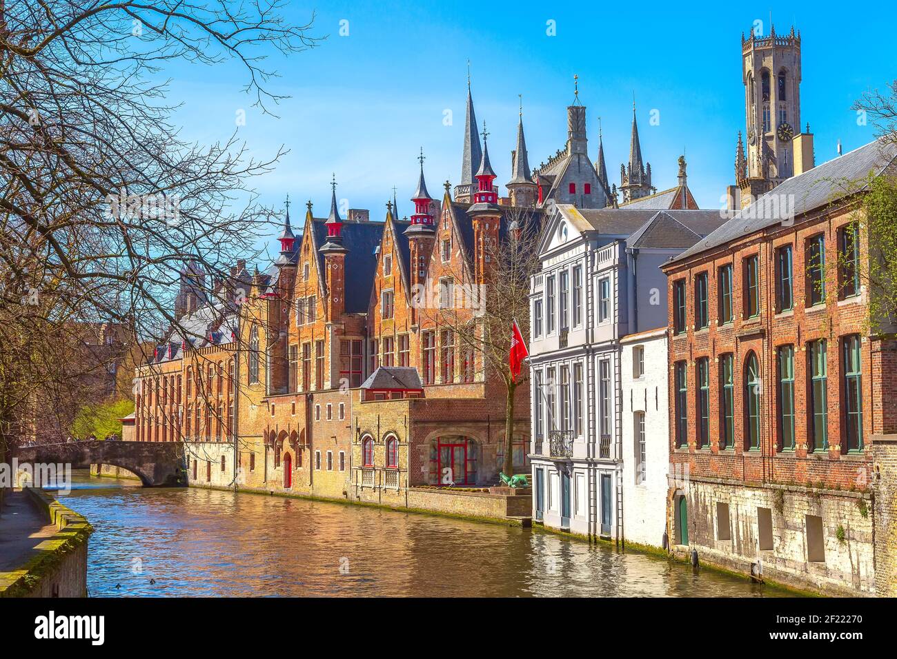 Bâtiments historiques et canal à Bruges, Belgique Banque D'Images