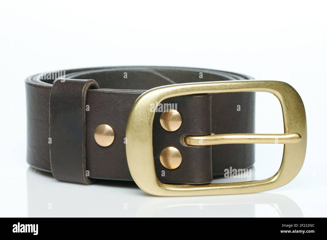 Boucle métallique sur ceinture en cuir marron vue macro Banque D'Images