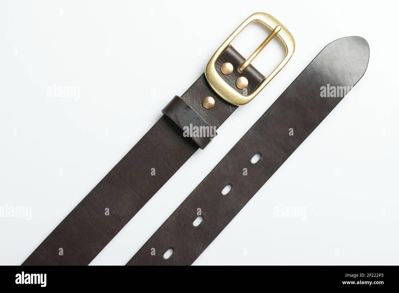 Ceinture élégante en cuir marron au-dessus de la vue de dessus isolée Banque D'Images