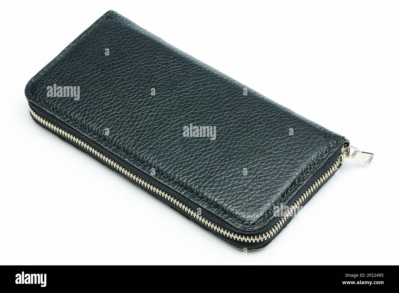 Portefeuille en cuir noir avec fermeture éclair isolée sur fond blanc de studio Banque D'Images