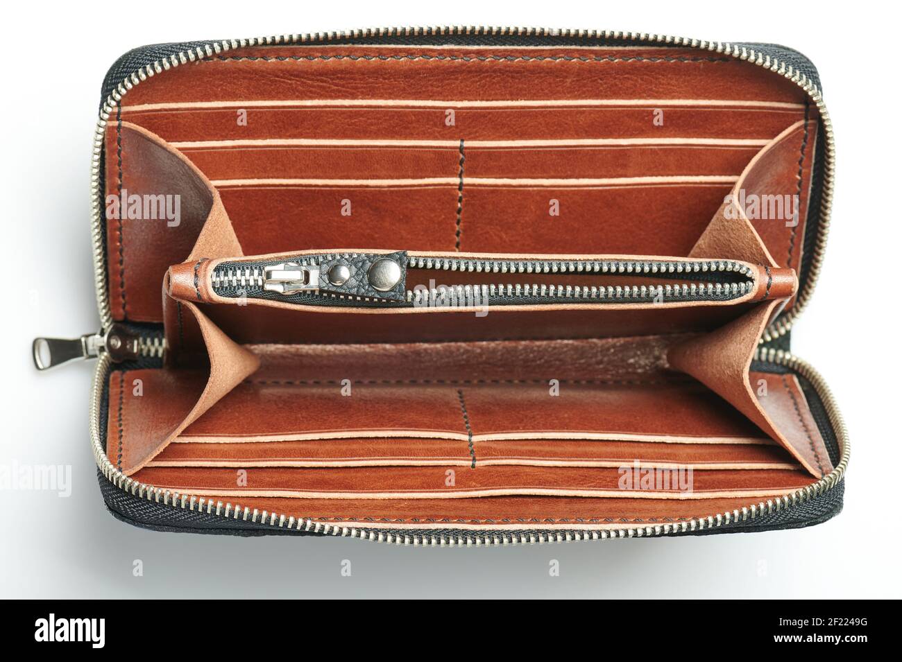 Portefeuille long ouvert en cuir au-dessus de la vue isolé sur l'arrière-plan du studio Banque D'Images