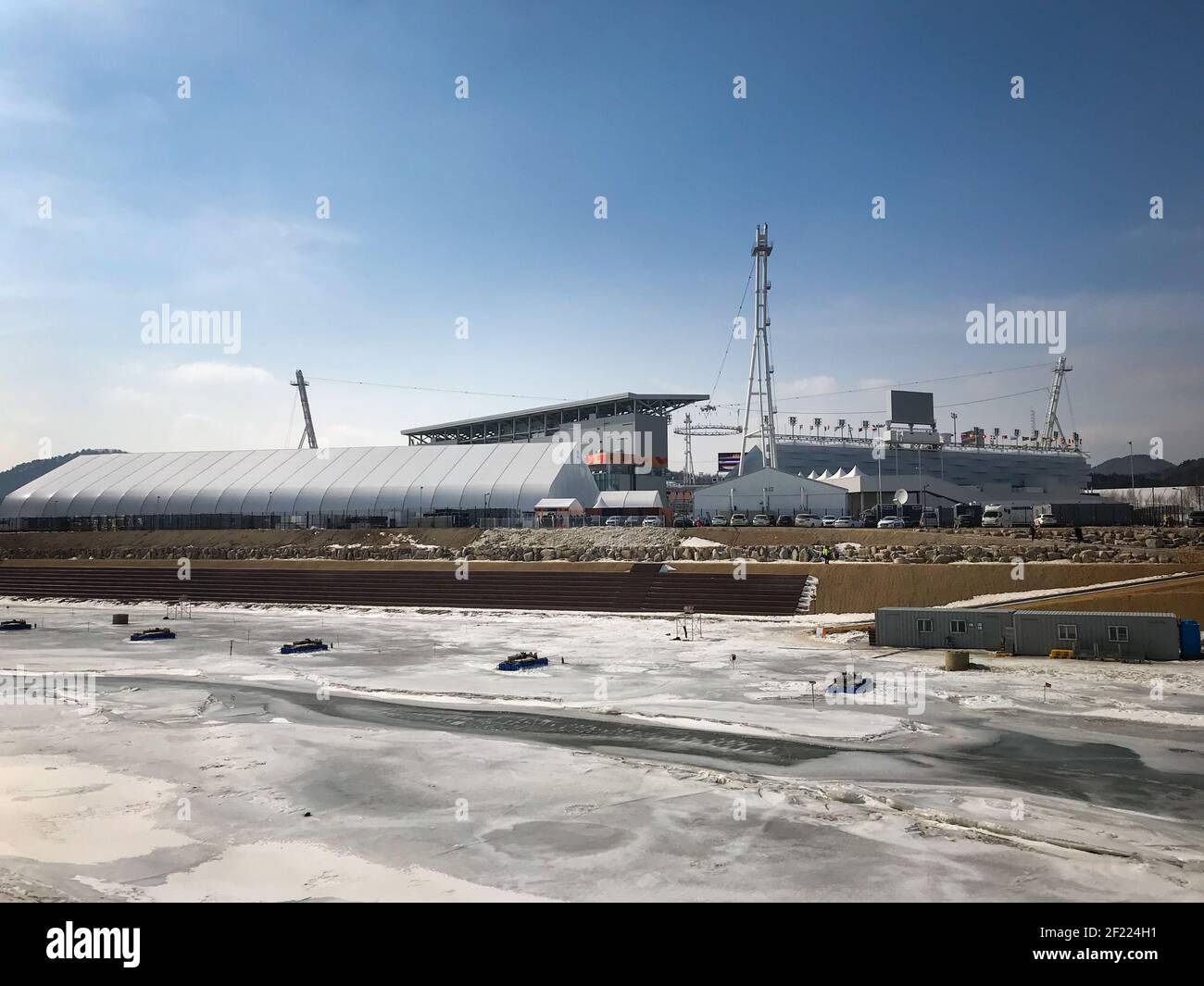 PyeongChang, Corée du Sud - 9 février 2018 : Stade olympique contre ciel bleu Banque D'Images
