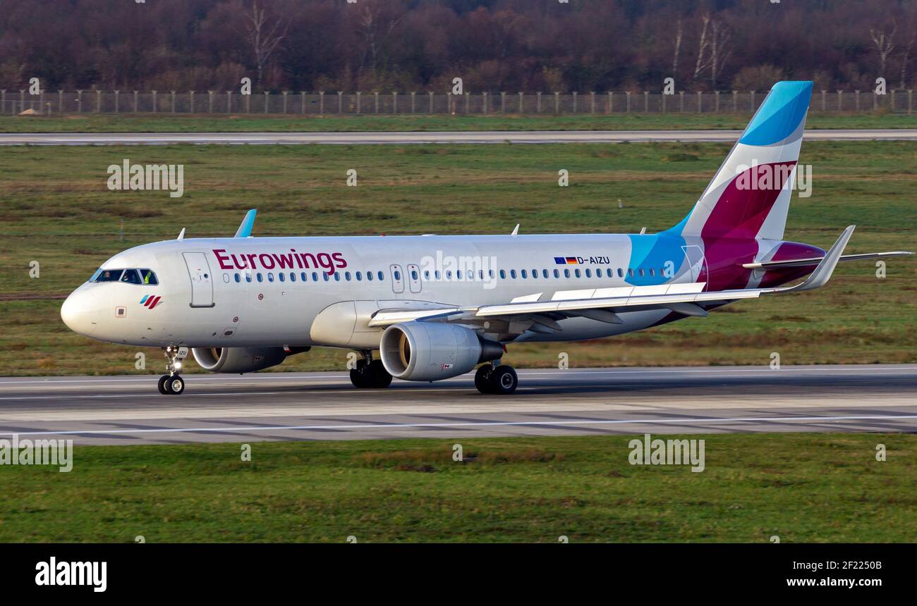 Airbus A320-214 avion passager d'Eurowings arrivant à l'aéroport de Dusseldorf. Allemagne - 17 décembre 2015 Banque D'Images