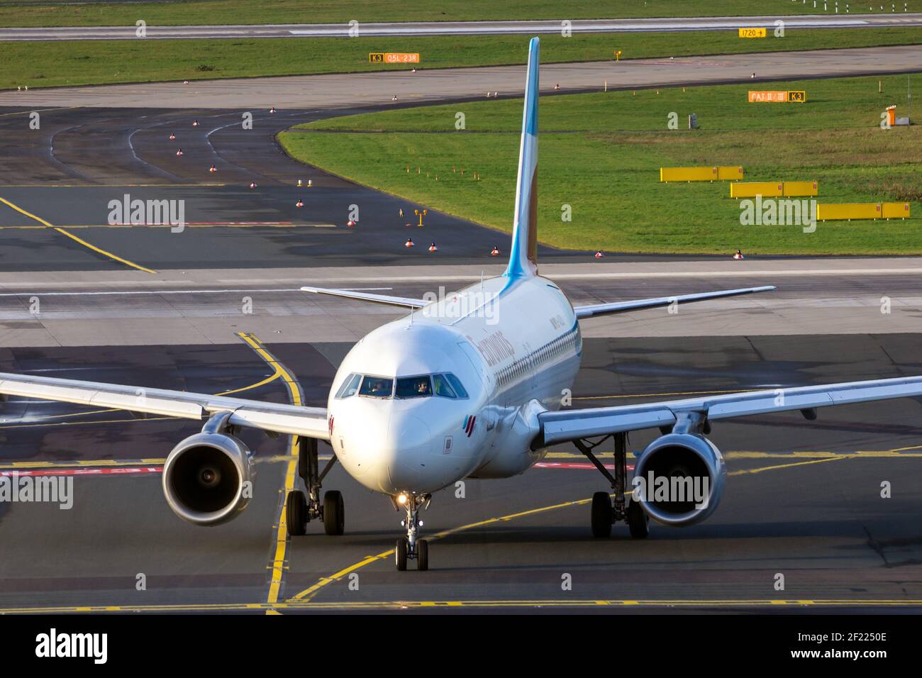 Airbus A320-214 avion passager d'Eurowings arrivant à l'aéroport de Dusseldorf. Allemagne - 17 décembre 2015 Banque D'Images