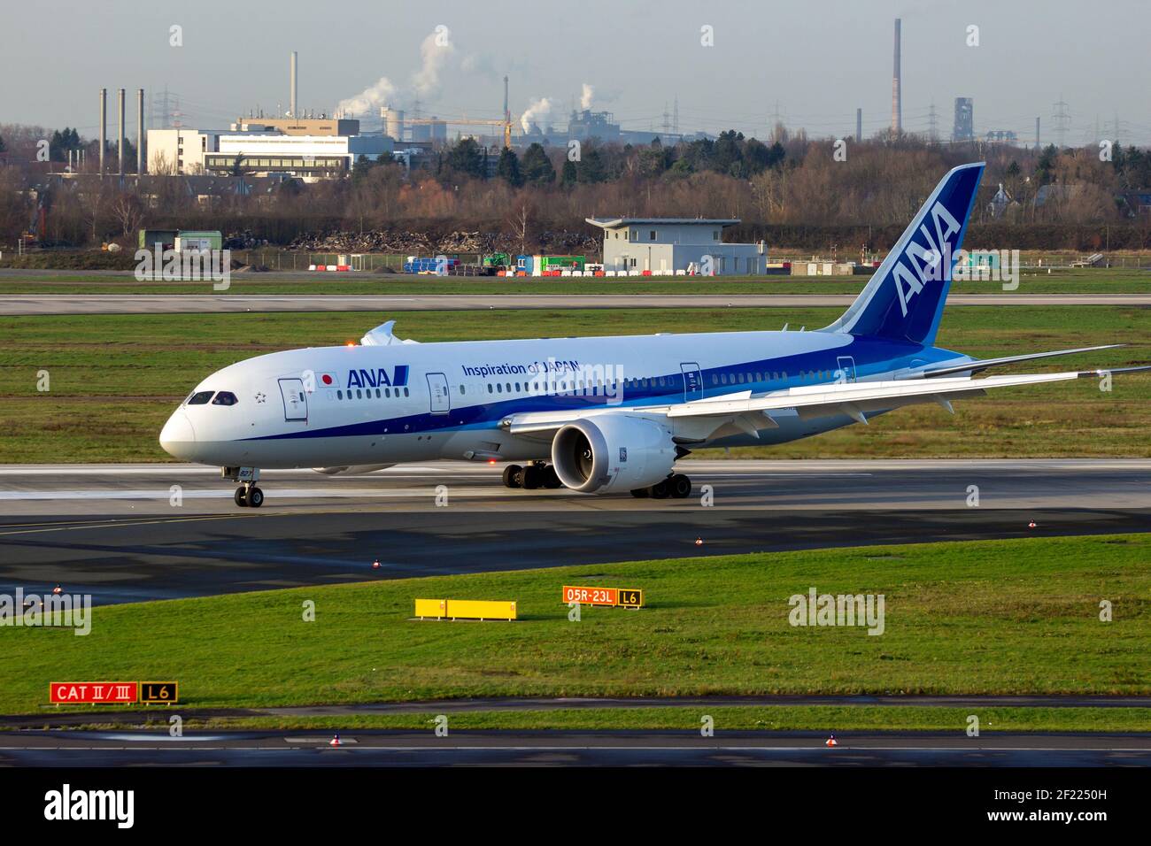Tous les Boeing 787 Dreamliner de Nippon Airways (ANA) arrivant à l'aéroport de Düsseldorf. Allemagne - 7 février 2020 Banque D'Images