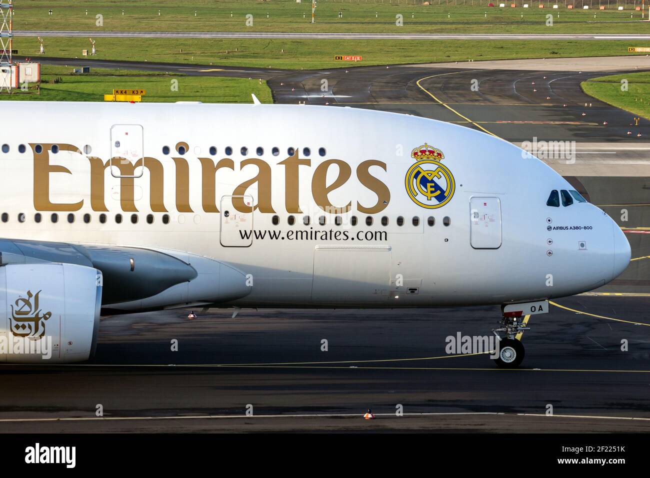 Avion passager Airbus A380 d'Emirates Airlines au départ de l'aéroport de Düsseldorf. Allemagne - 17 décembre 2015 Banque D'Images
