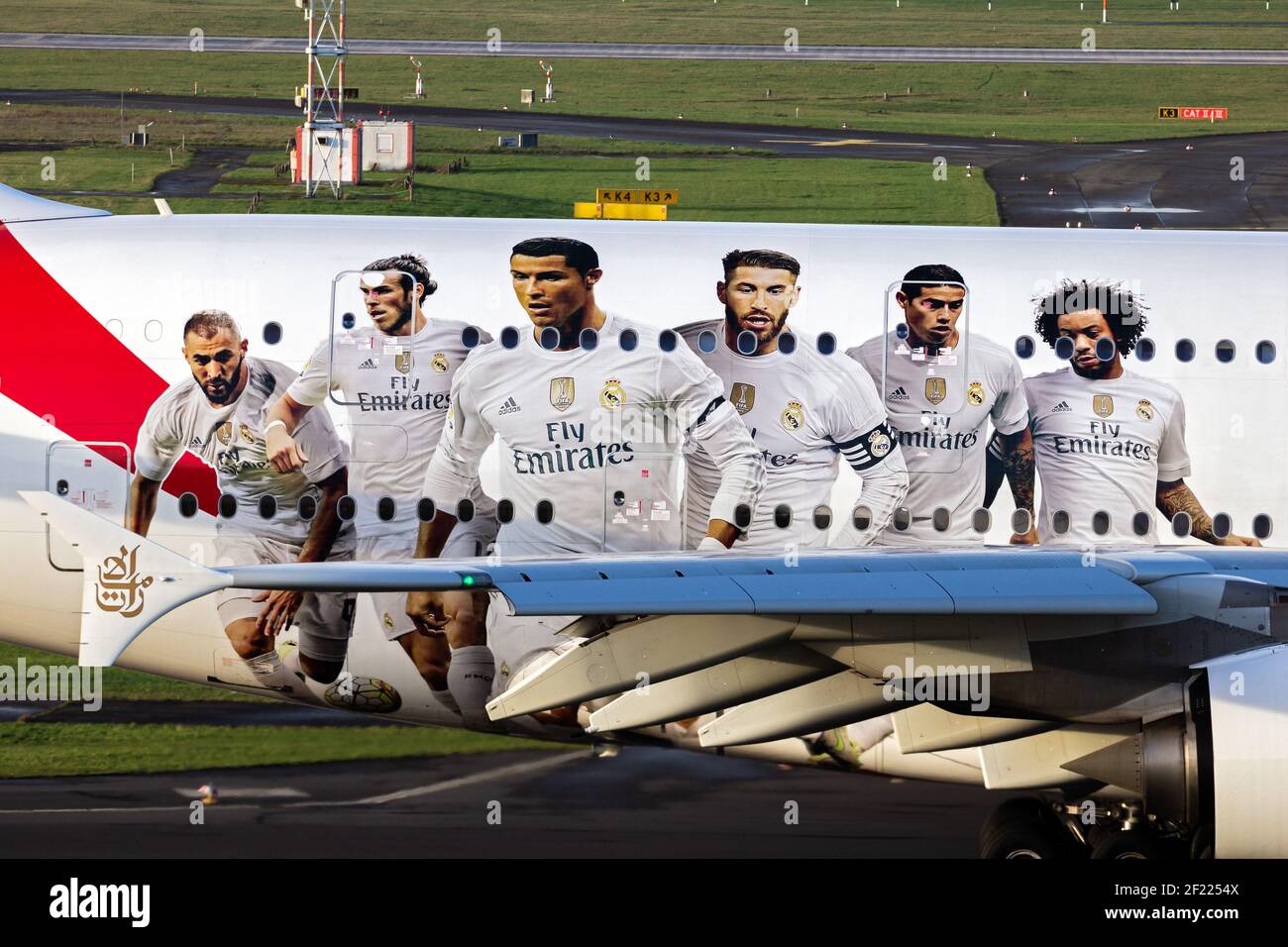 Les joueurs de football du Real Madrid sont peints sur un Airbus A380 des Émirats pour montrer le partenariat entre les Émirats et le Real Madrid. Aéroport de Düsseldorf. All Banque D'Images