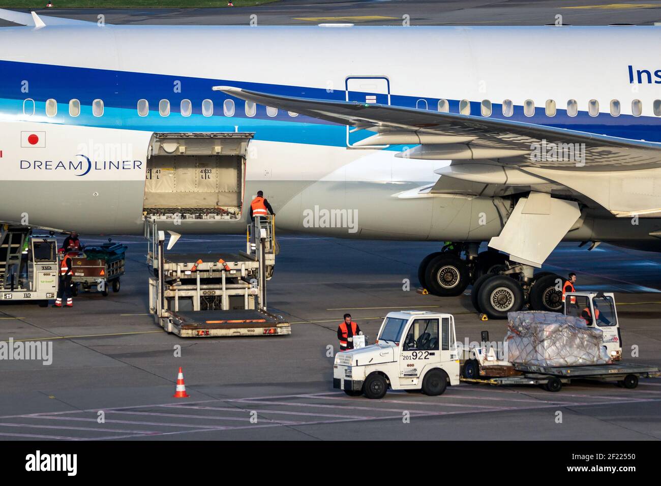 Tous les Boeing 787 Dreamliner de Nippon Airways (ANA) débarquent à l'aéroport de Düsseldorf. Allemagne - 7 février 2020 Banque D'Images