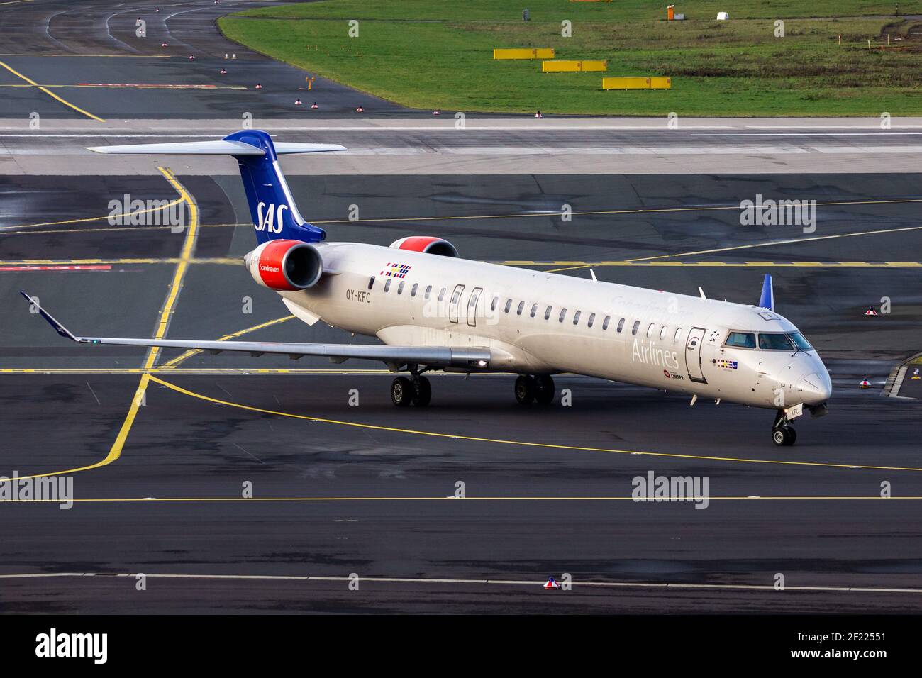 SAS Scandinavian Airlines Bombardier CRJ-900LR avion de transport de passagers arrivant à l'aéroport de Düsseldorf. Allemagne - 17 décembre 2015 Banque D'Images