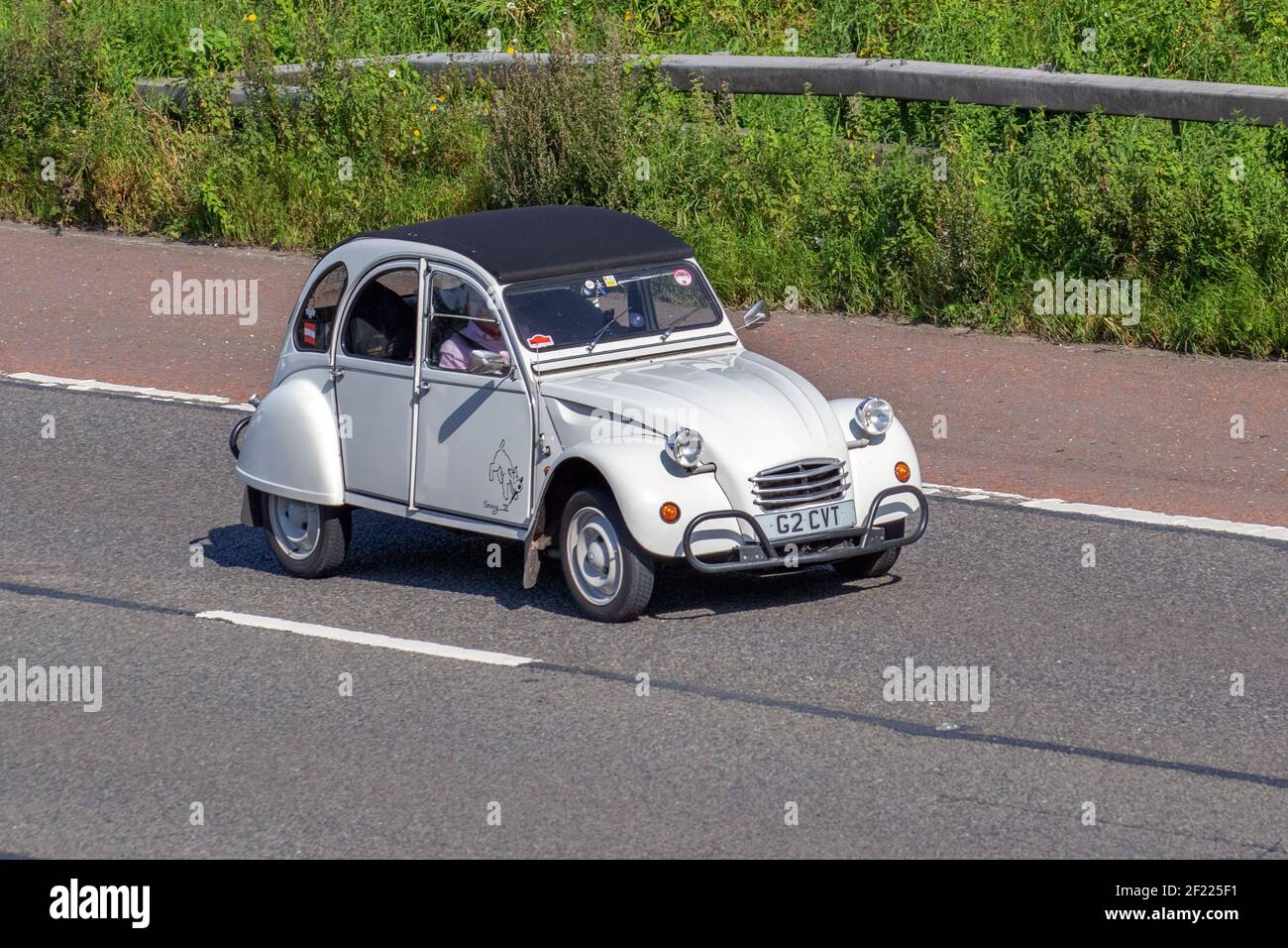 1990 90s blanc Citroën Français 2 CV6 spécial 602cc berline essence; circulation automobile, véhicules en mouvement, voitures, véhicule roulant sur les routes britanniques, moteurs, moto sur le réseau routier de l'autoroute M6 Banque D'Images