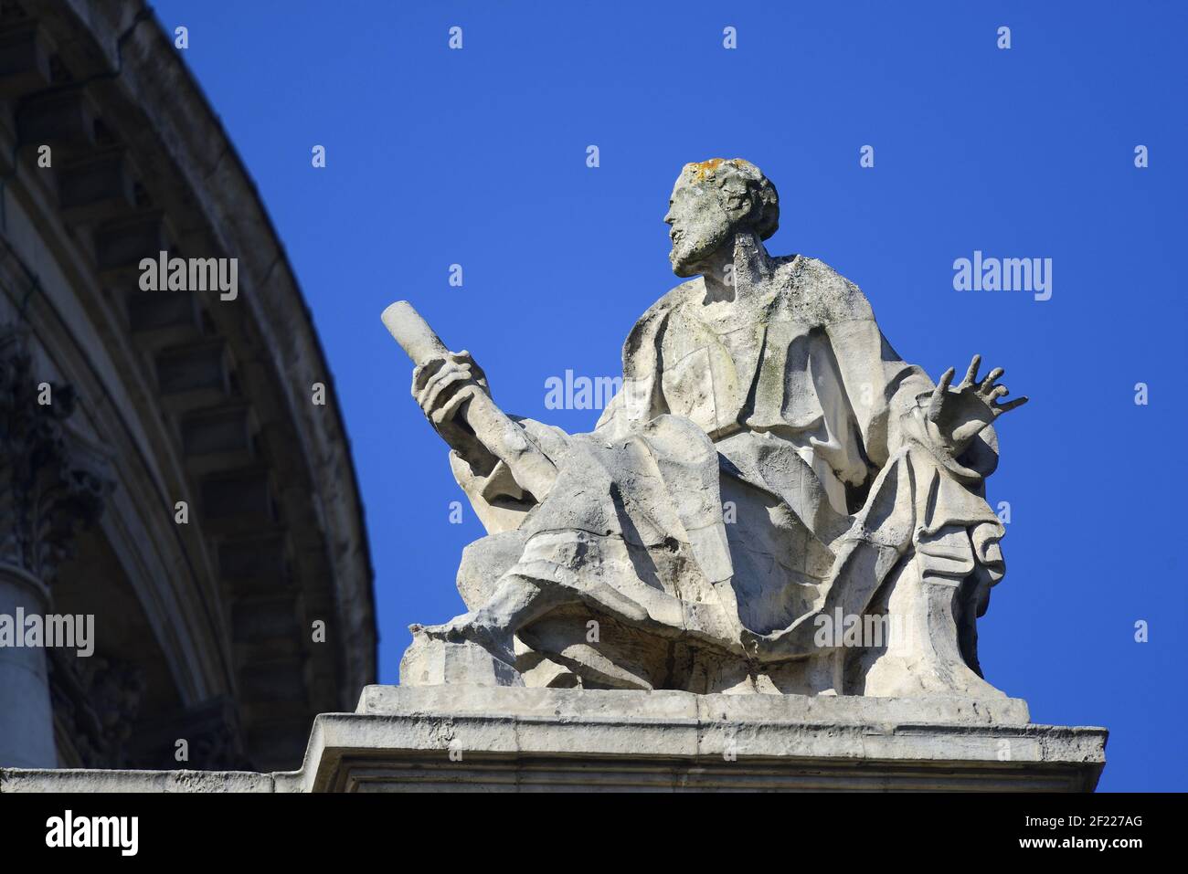 Londres, Angleterre, Royaume-Uni. Cathédrale Saint-Paul. Statue de Saint Matthieu sur la façade sud Banque D'Images