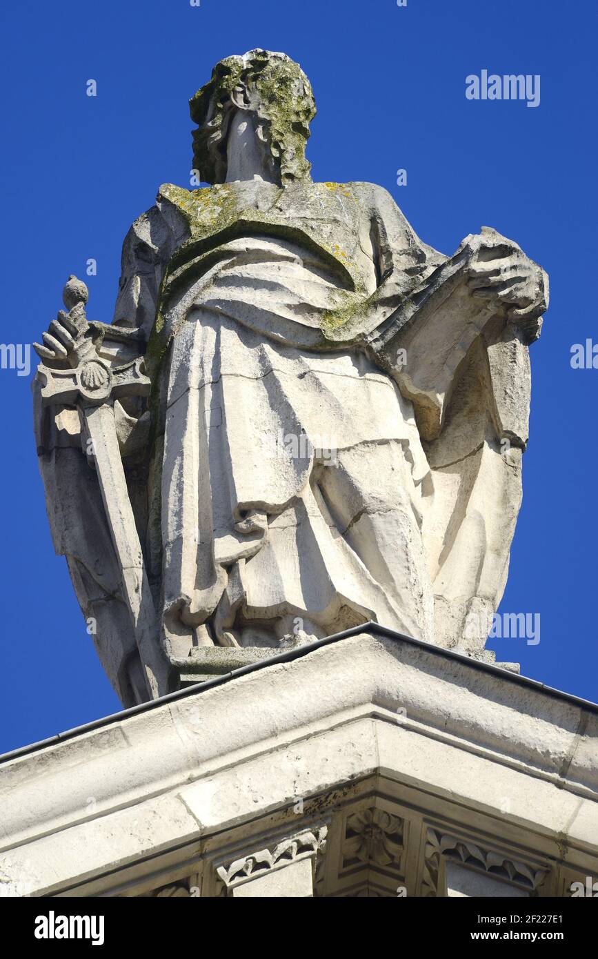 Londres, Angleterre, Royaume-Uni. Cathédrale Saint-Paul. Statue de Saint-Paul avec une épée, sur la façade avant Banque D'Images