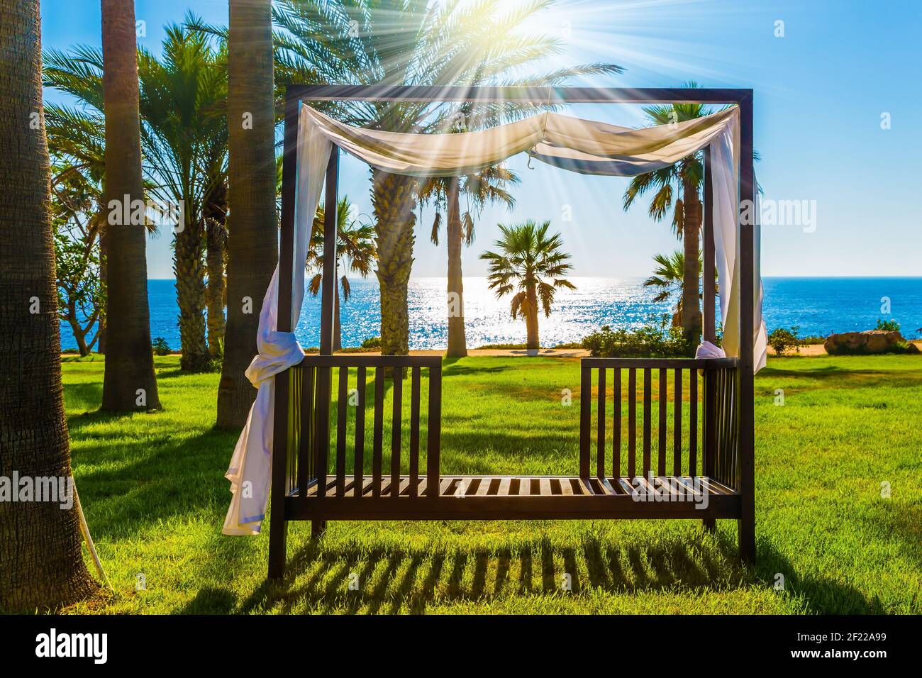 Élégante cabine climatisée avec rideaux en toile Banque D'Images