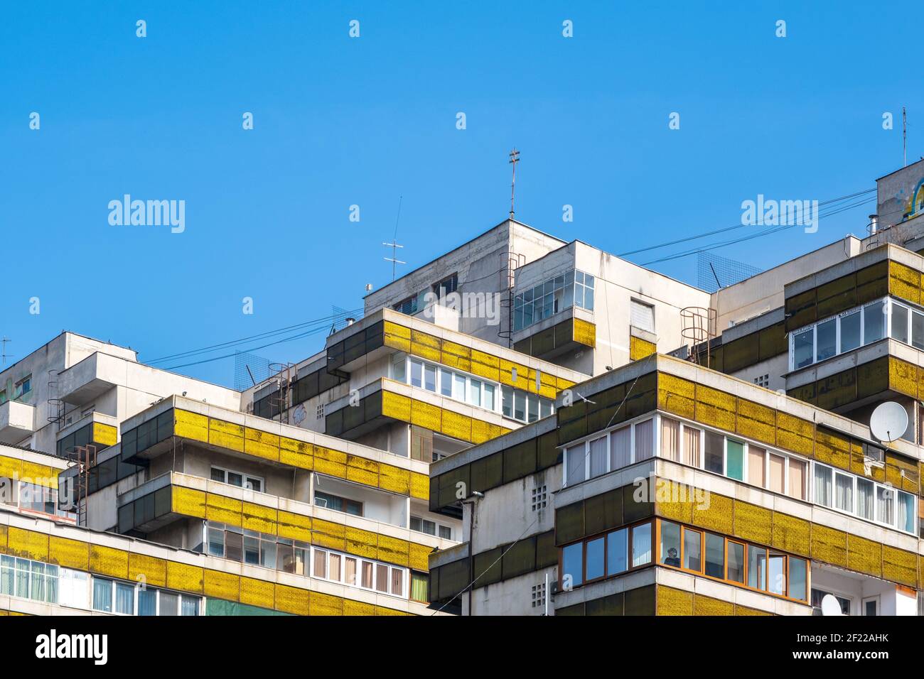 Les logements collectifs construisent dans la période socialiste en Roumanie. Architecture moderniste Banque D'Images