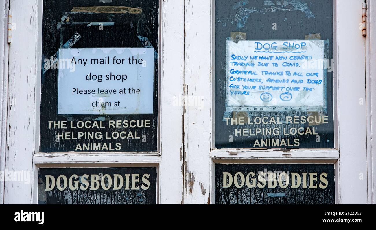 Le magasin local de secours pour chiens est fermé à Covid, Bishops Castle, Shropshire, Royaume-Uni Banque D'Images