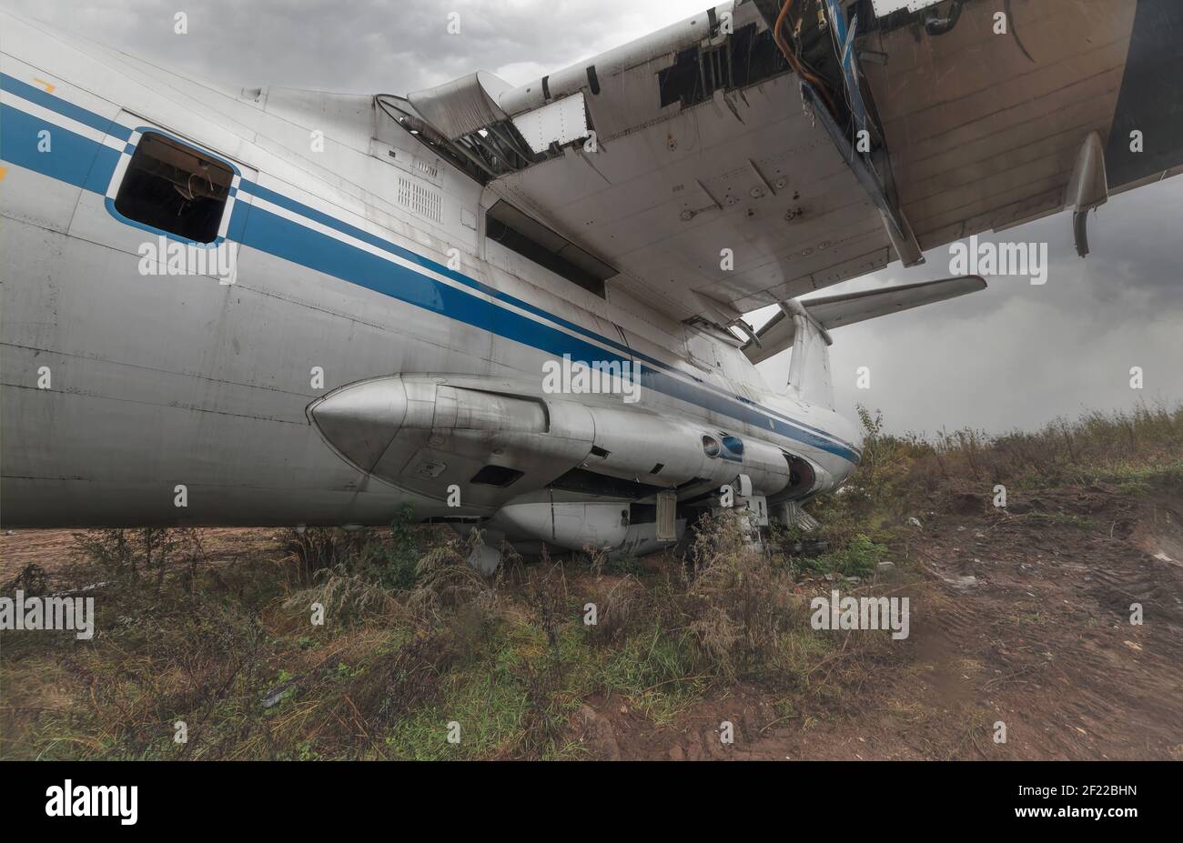 L'ancien avion de cargaison soviétique il-76 sur le sol dans le ciel nuageux météo Banque D'Images