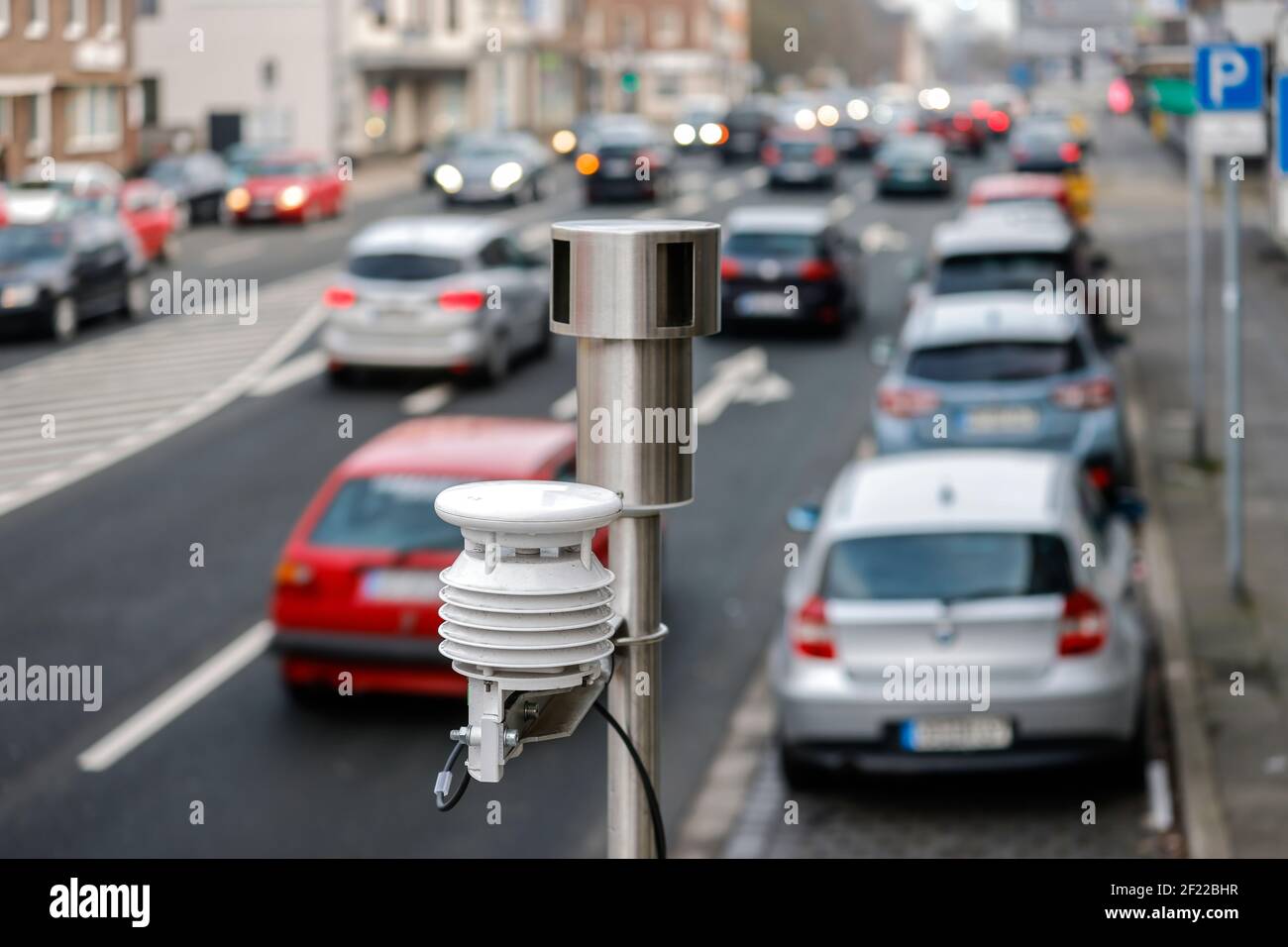 Oberhausen, Rhénanie-du-Nord-Westphalie, Allemagne - Station de mesure de la qualité de l'air sur la route fédérale B 223 dans le centre-ville d'Oberhausen, dans l'air NRW Banque D'Images Oberhausen, Rhénanie-du-Nord-Westphalie, Allemagne - Station de mesure de la qualité de l'air sur la route fédérale B 223 dans le centre-ville d'Oberhausen, dans l'air NRW Banque D'Images