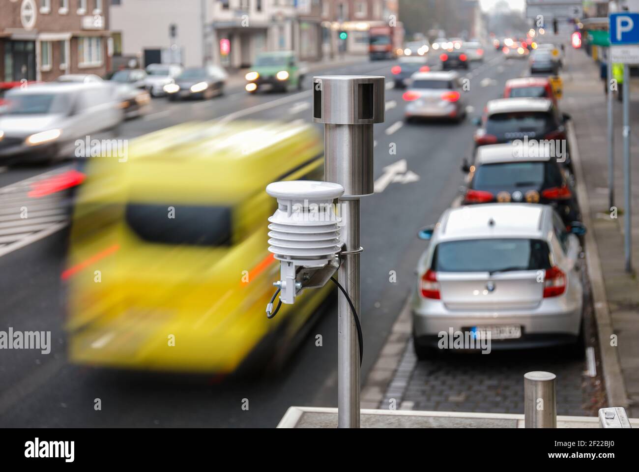 Oberhausen, Rhénanie-du-Nord-Westphalie, Allemagne - Station de mesure de la qualité de l'air sur la route fédérale B 223 dans le centre-ville d'Oberhausen, dans l'air NRW Banque D'Images Oberhausen, Rhénanie-du-Nord-Westphalie, Allemagne - Station de mesure de la qualité de l'air sur la route fédérale B 223 dans le centre-ville d'Oberhausen, dans l'air NRW Banque D'Images