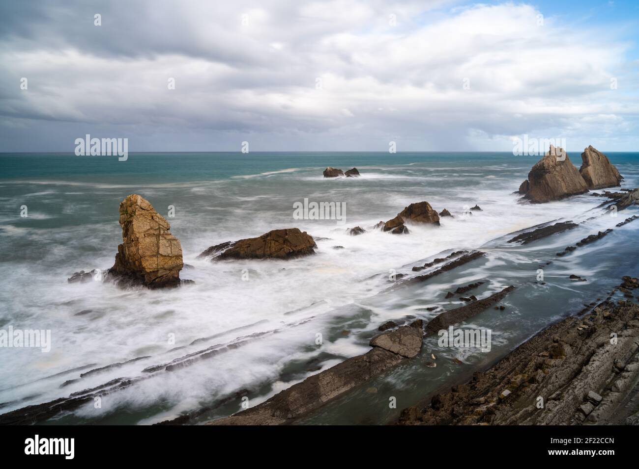 Côte sauvage et rocheuse avec vagues de tempête sur la côte Banque D'Images